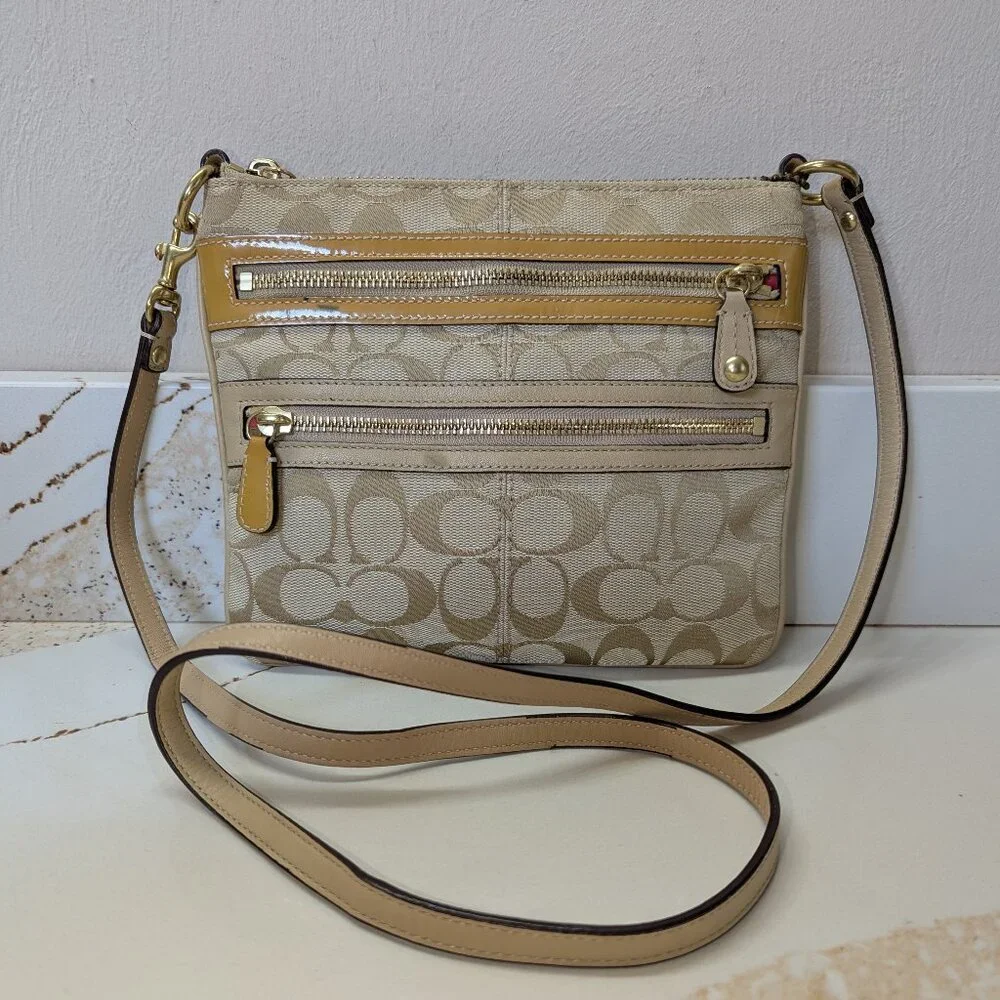 Coach crossbody, front zip pockets, jacquard & leather. - Picture 2 of 9